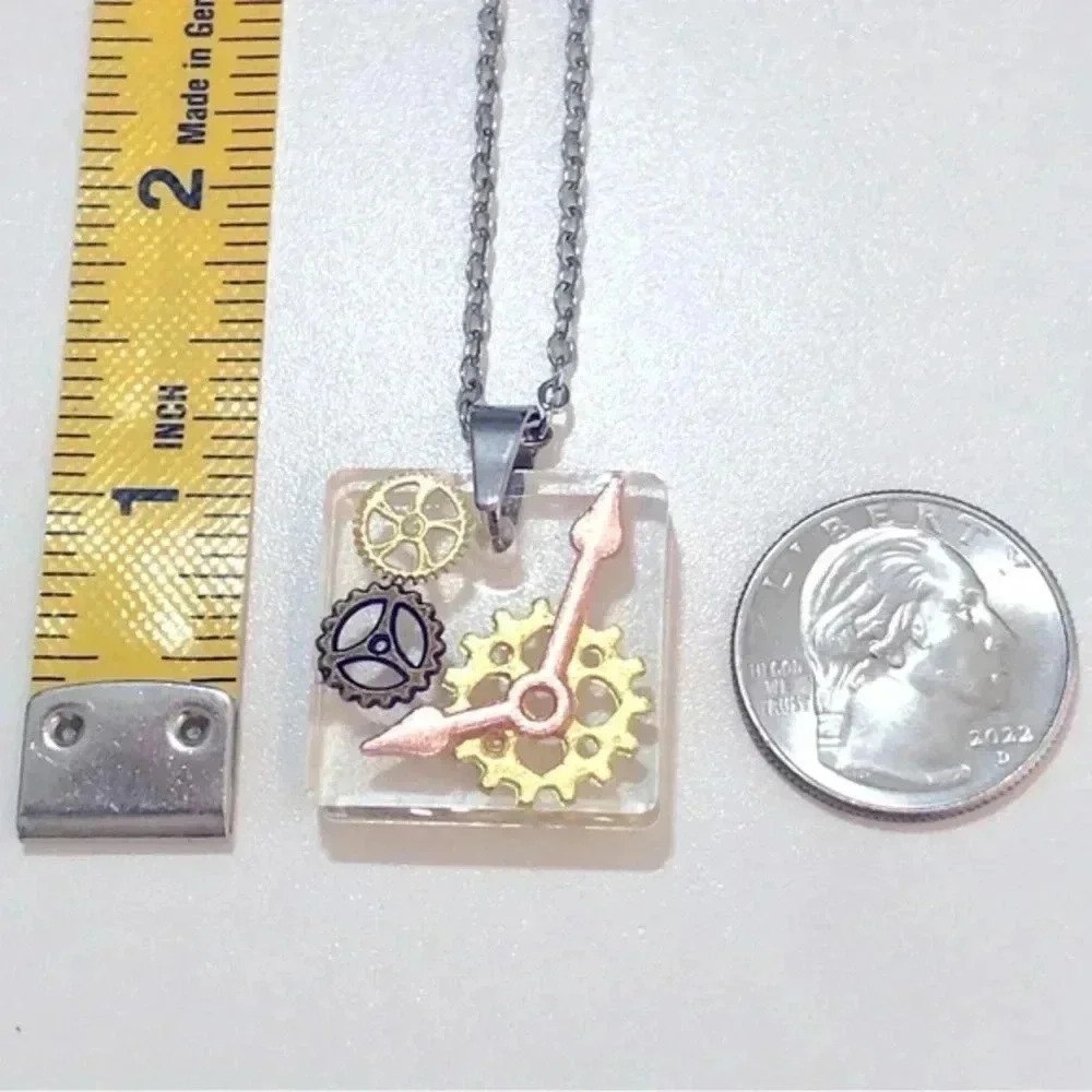 Stainless Steel Handmade Resin Steampunk Gear Clock Industrial Necklace New - Picture 3 of 4